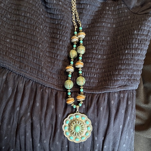 Accessories - Elegant Gold and Green Pendant Necklace